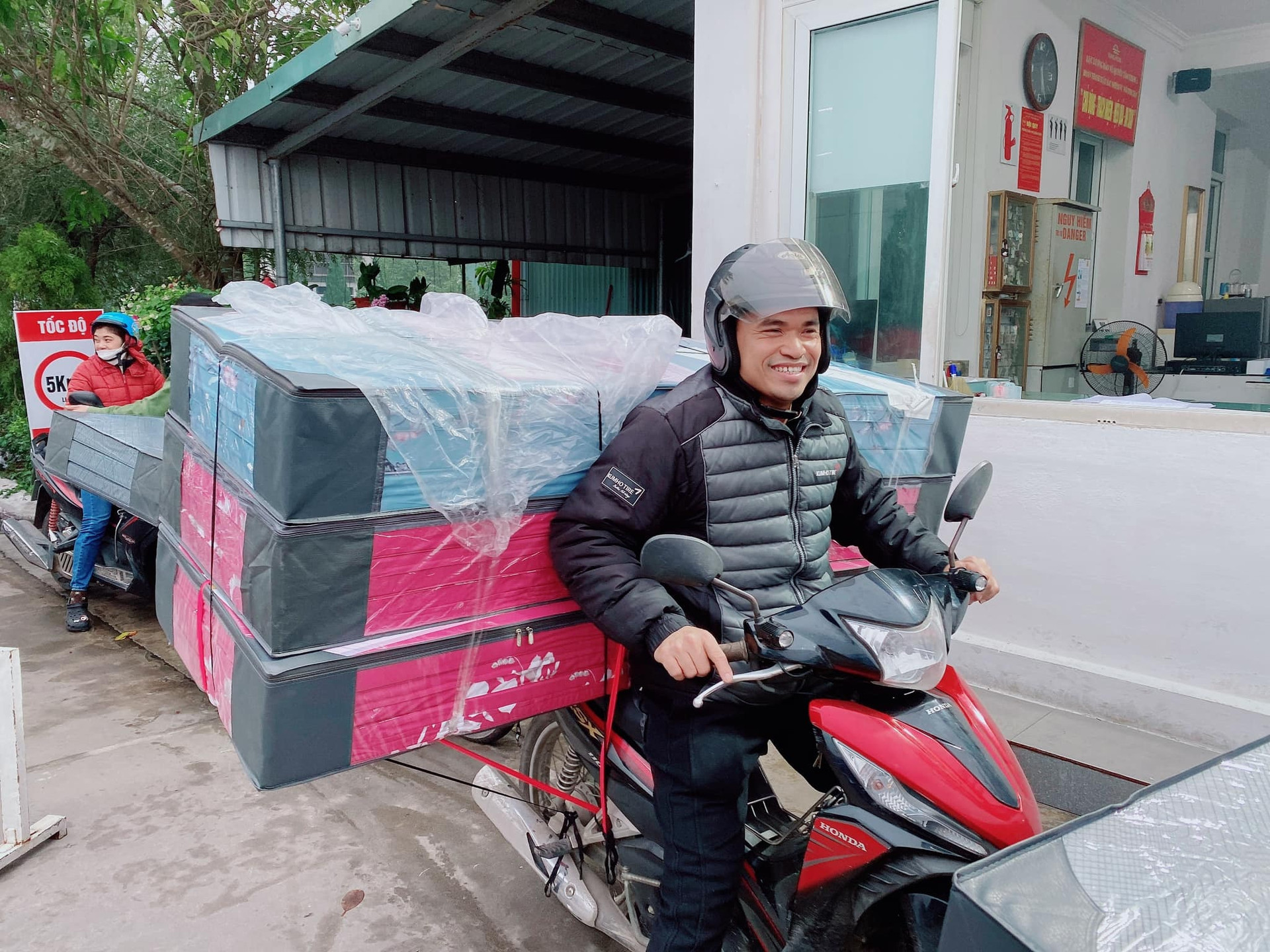 Đoạn đường ở Nam Định ùn tắc khi công nhân chở quà Tết là đệm bông về nhà - 2