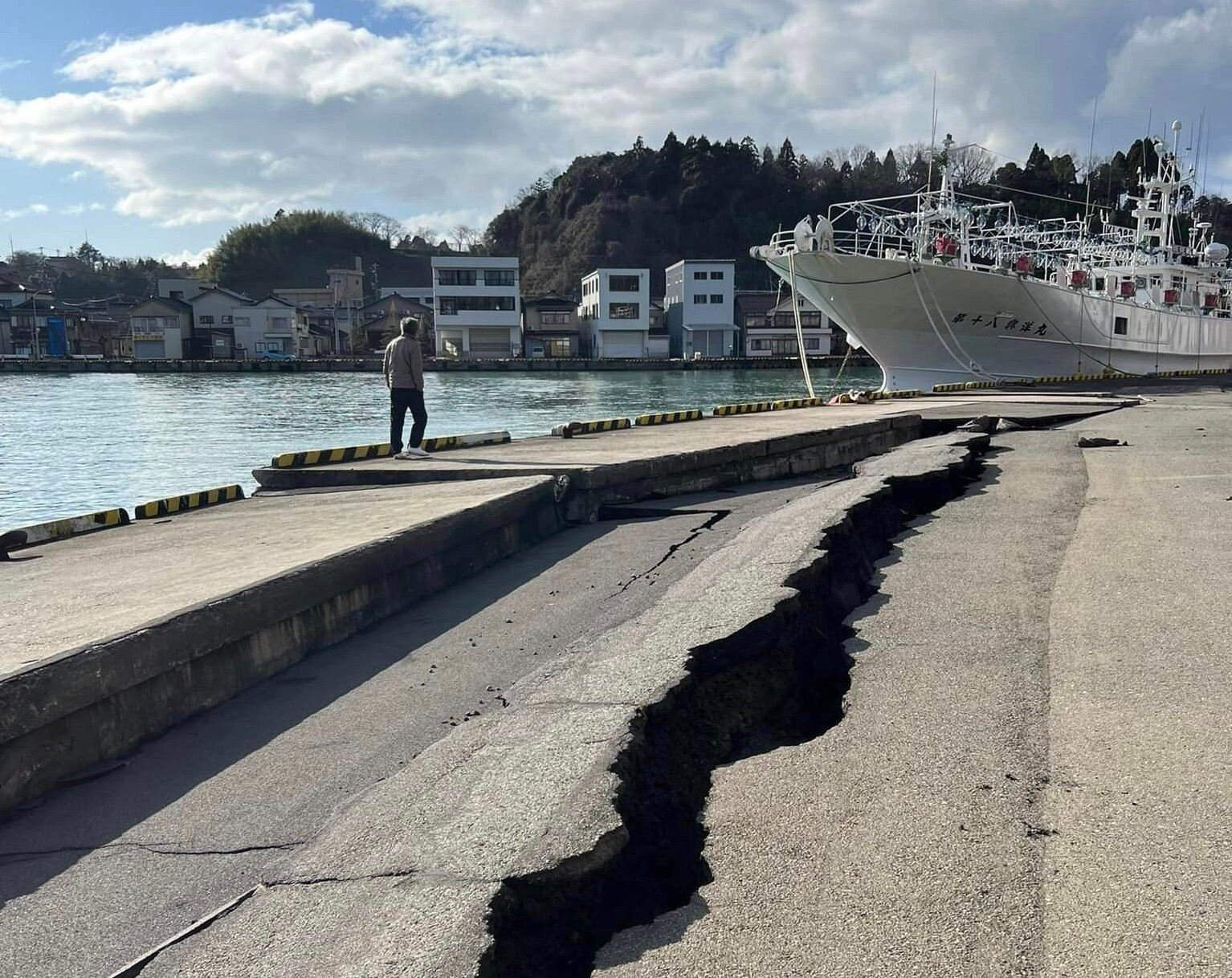Vết nứt gãy lớn do trận động đất gây ra trên mặt đường thành phố Nanao, tỉnh Ishikawa, Nhật Bản.