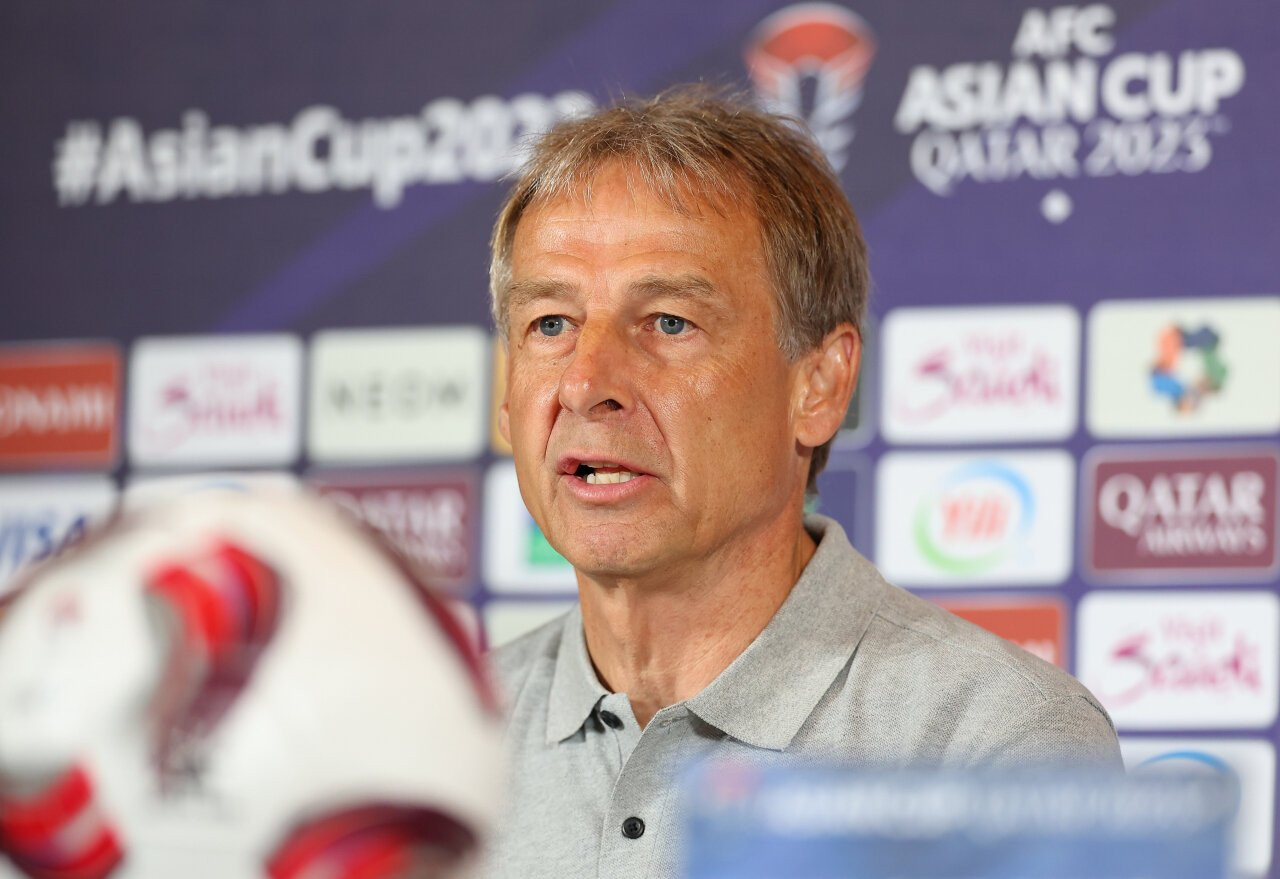 HLV Klinsmann phát biểu trong buổi họp báo trước trận bán kết với Jordan.