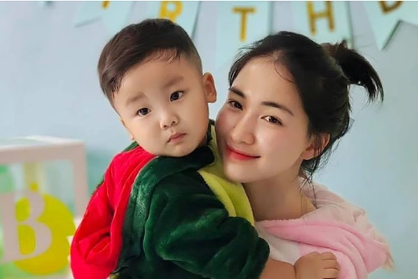 Hòa Minzy bình luận một câu dưới bài đăng, người hâm mộ lập tức khen lia lịa: "Dạy con giỏi quá ạ"