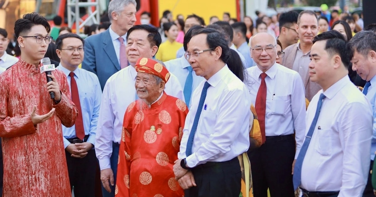 TP.HCM khai mạc Lễ hội Đường sách Tết Giáp Thìn 2024