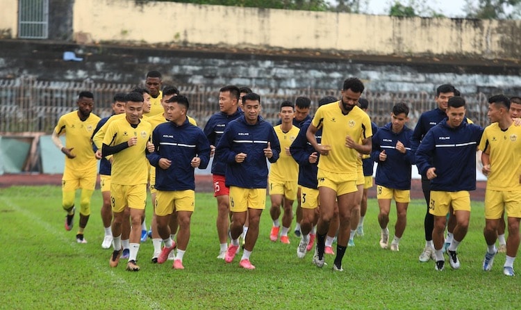 Các đội bóng V.League hội quân trở lại, tập luyện khai xuân