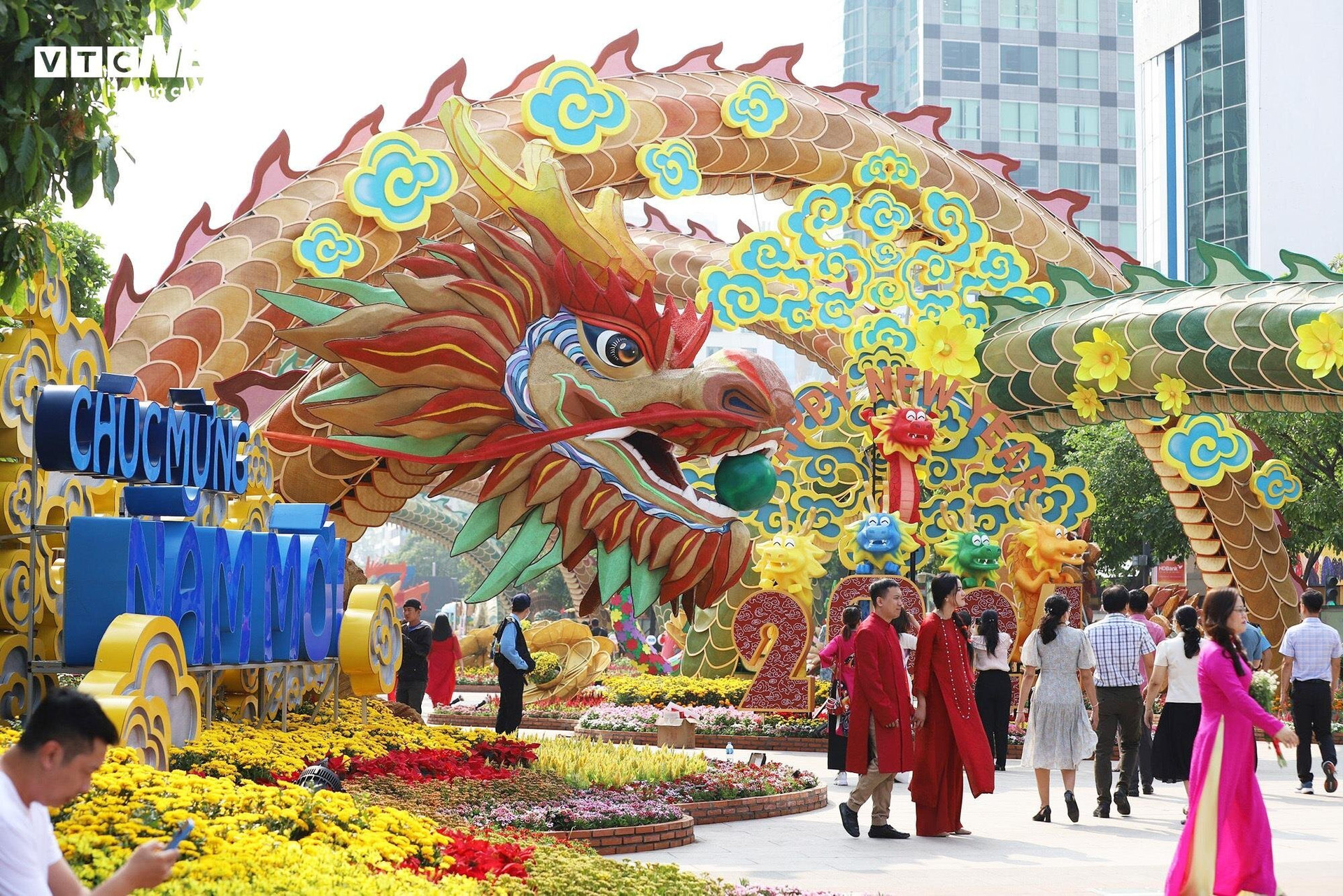 Linh vật rồng đường hoa Nguyễn Huệ được khen đẹp hơn hình 3D