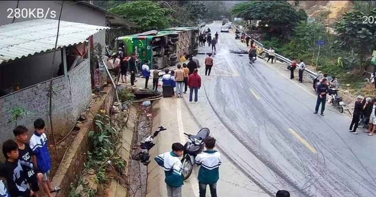 Xe khách ôm cua rồi lật nghiêng đè trúng xe máy, 3 người thương vong