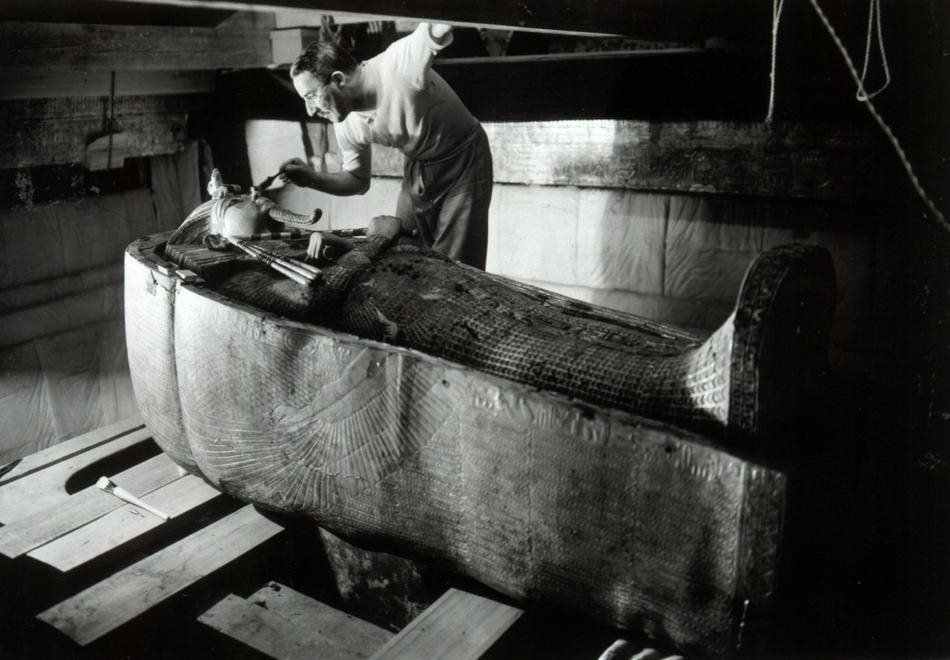howard_carter_in_the_king_tutankhamen-s_tomb.jpg