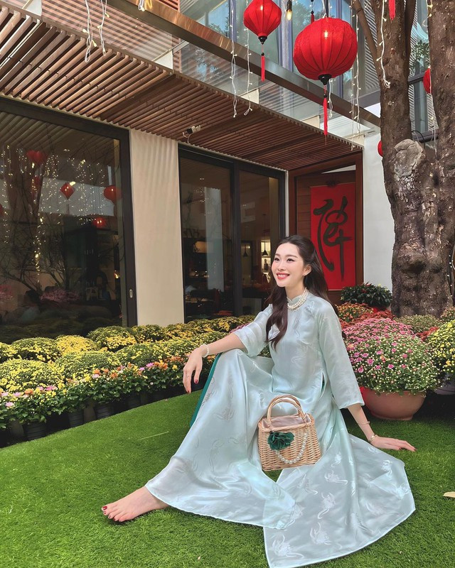 Diện áo dài bỉ ngạn xanh, Hoa hậu Đặng Thu Thảo khoe khéo biệt thự bạc tỷ ngập trong sắc hoa-3