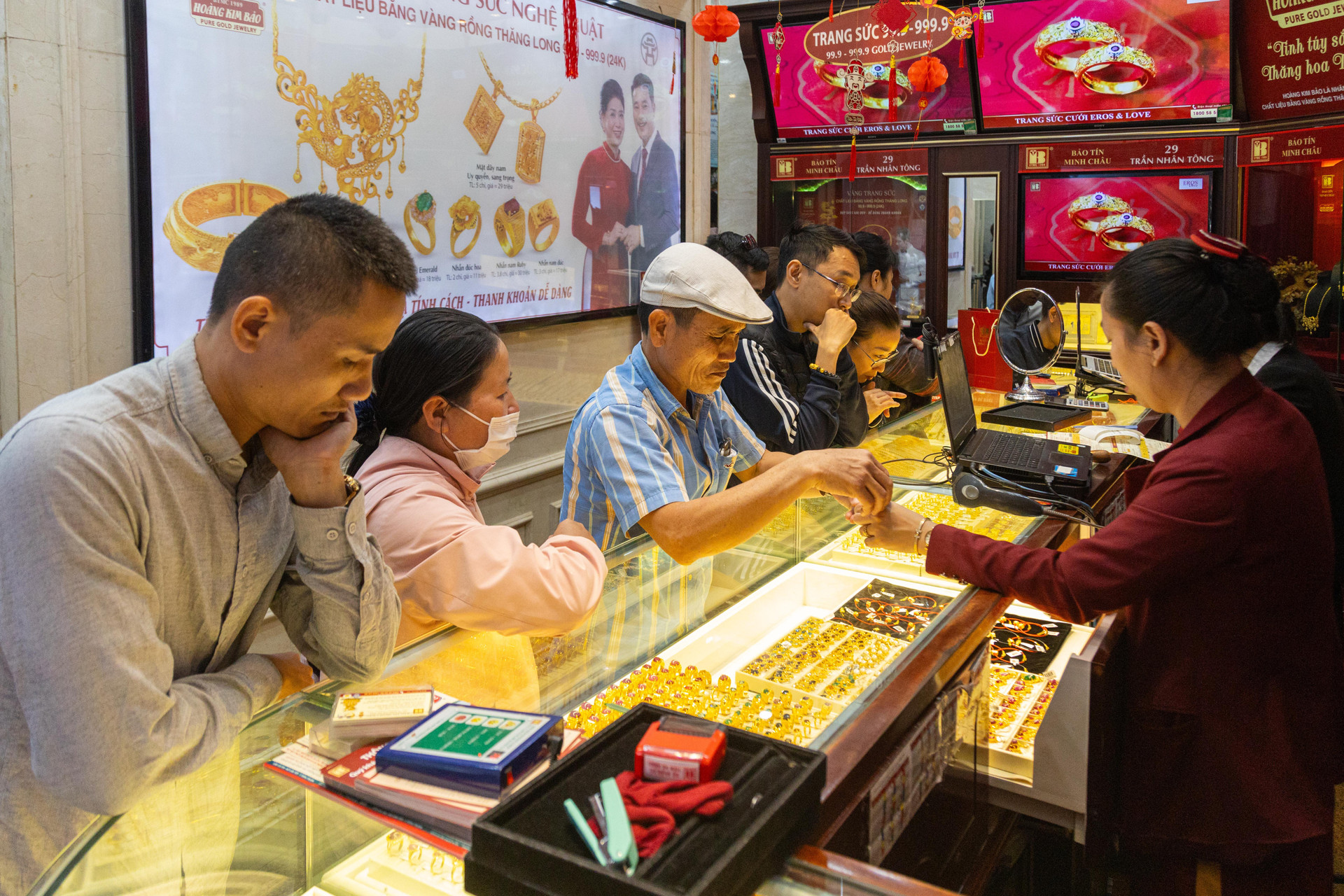 Ngày 17/2, khách xếp hàng chờ mua vàng trước ngày vía Thần Tài.
