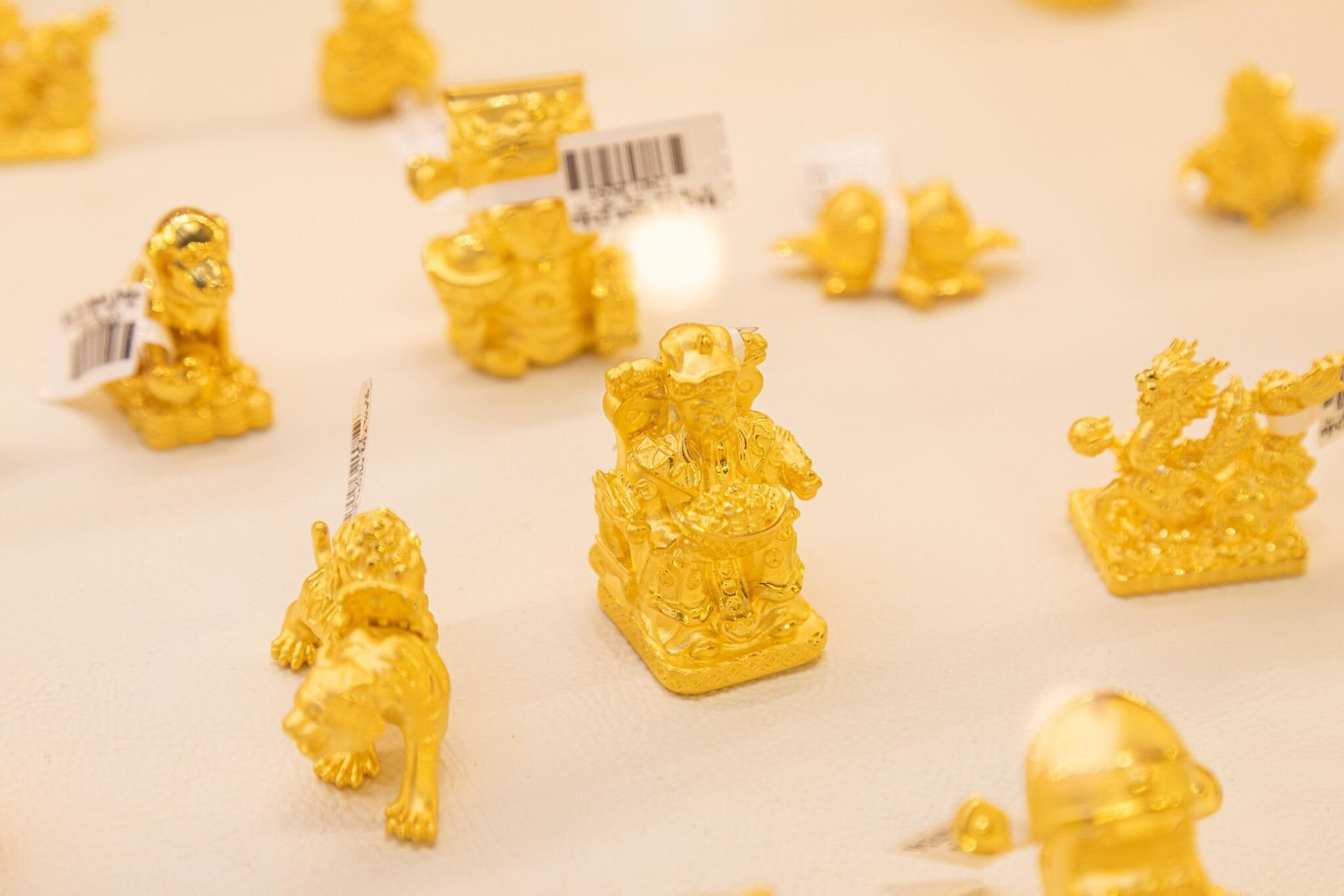 Một số sản phẩm bằng vàng độc lạ được bày bán trong ngày vía Thần Tài 2024.