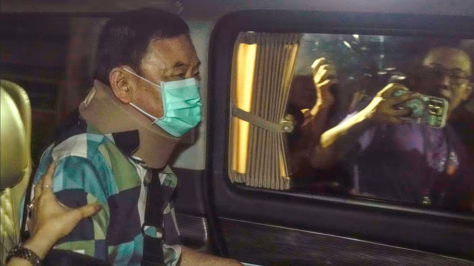 Ông Thaksin xuất viện, chấp hành án tại nhà riêng - 1