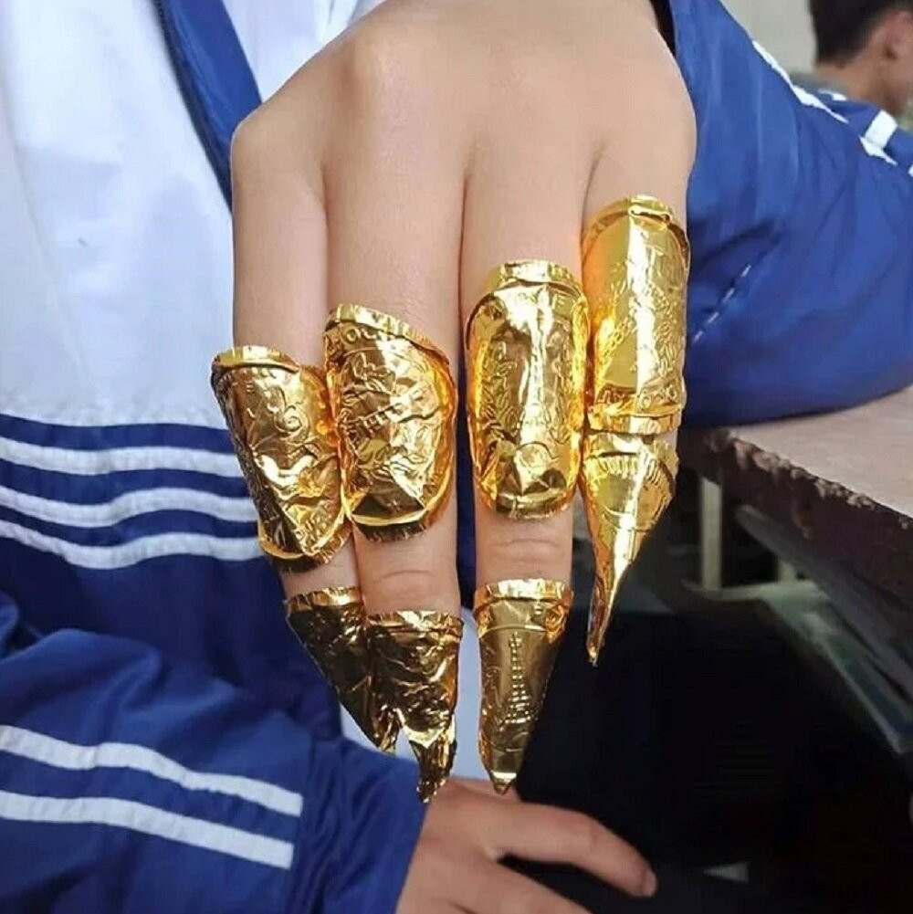 Bạn học sinh khoe bộ móng vàng trong ngày 10 tháng Giêng. (Ảnh: Trường Người Ta)