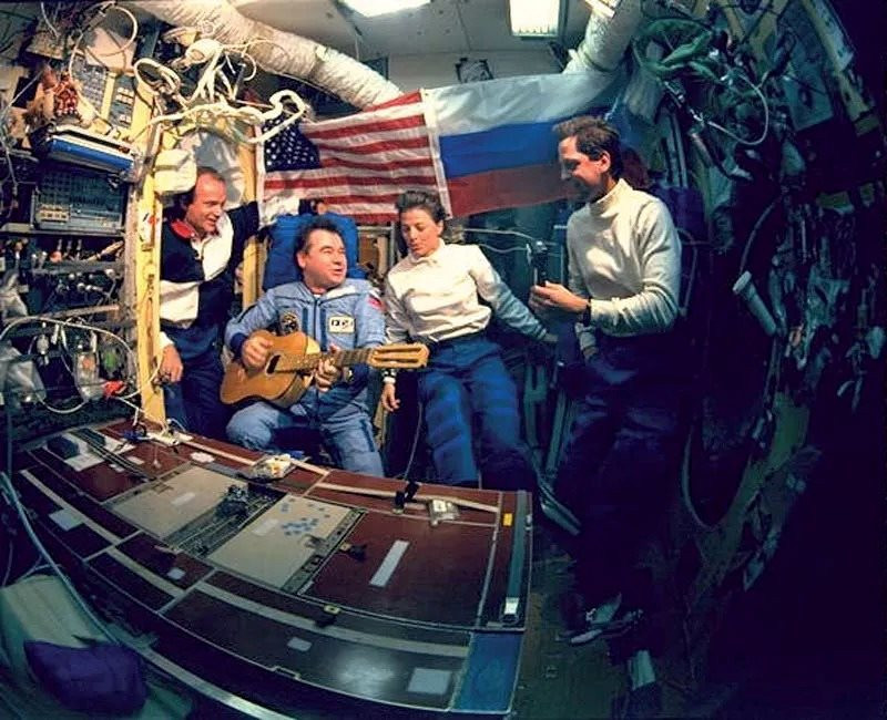 gennady-mikhailovich-strekalov-guitar-astronauts-visit-greg-june-1995_11zon.jpg