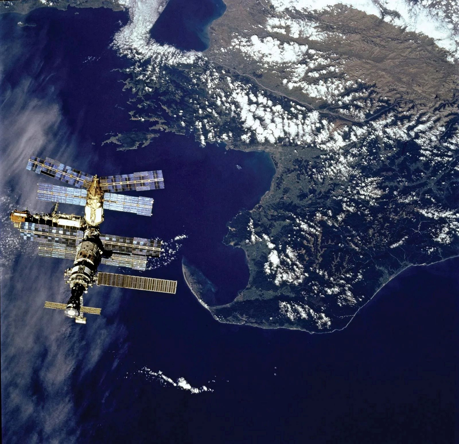 space-station-mir-russian-atlantis-cook-strait-march-23-1996_11zon.jpg