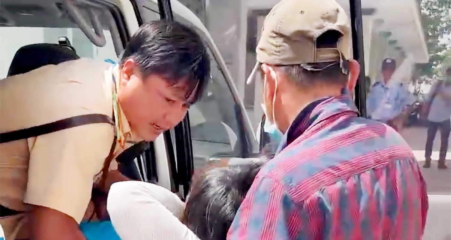 Cảnh sát giao thông dùng xe đặc chủng đưa người phụ nữ ngất xỉu đi cấp cứu