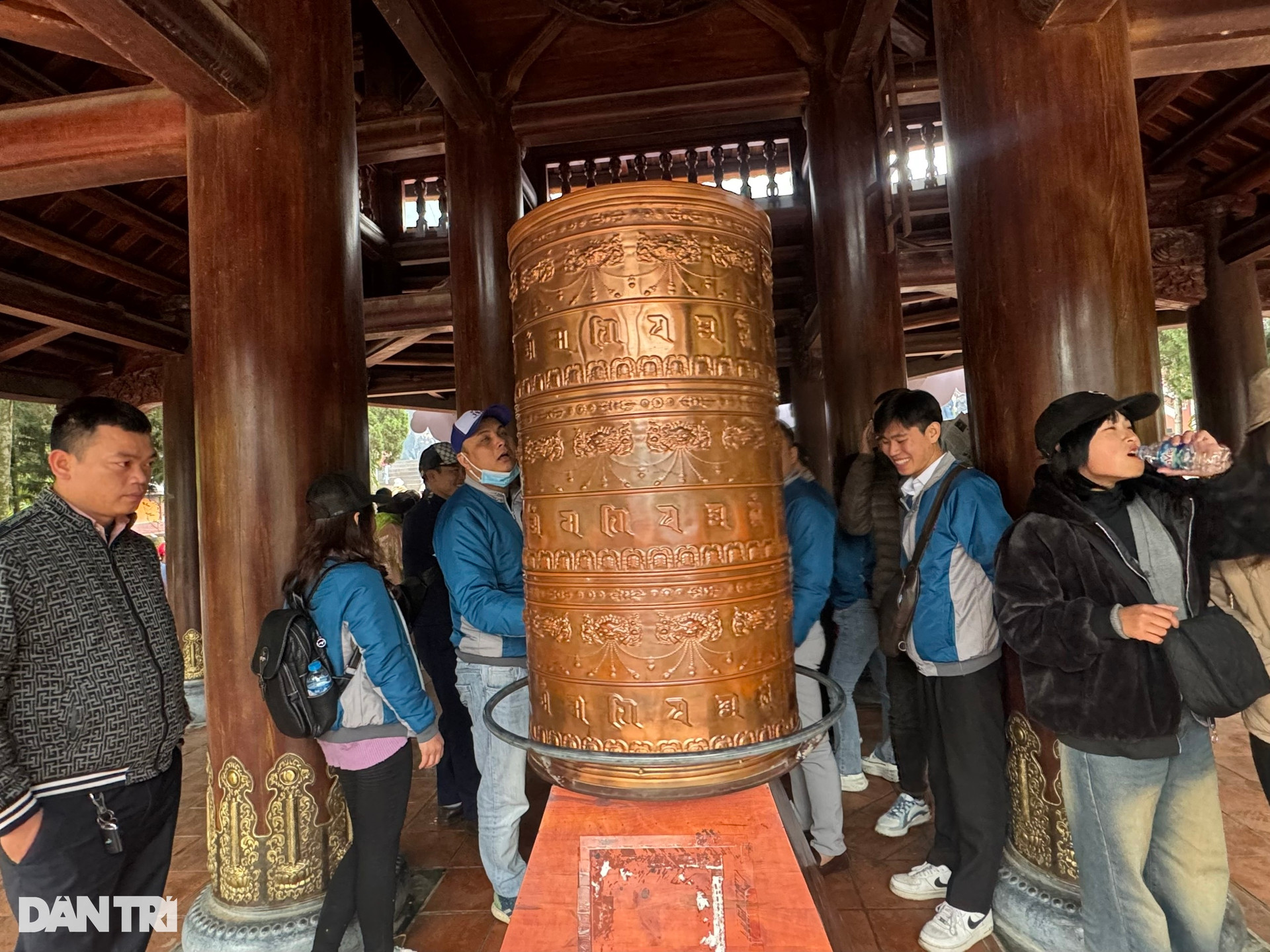 Muôn kiểu cầu may khi đi lễ chùa Hương: Hứng nước, xoa tiền, xin trúng số - 3
