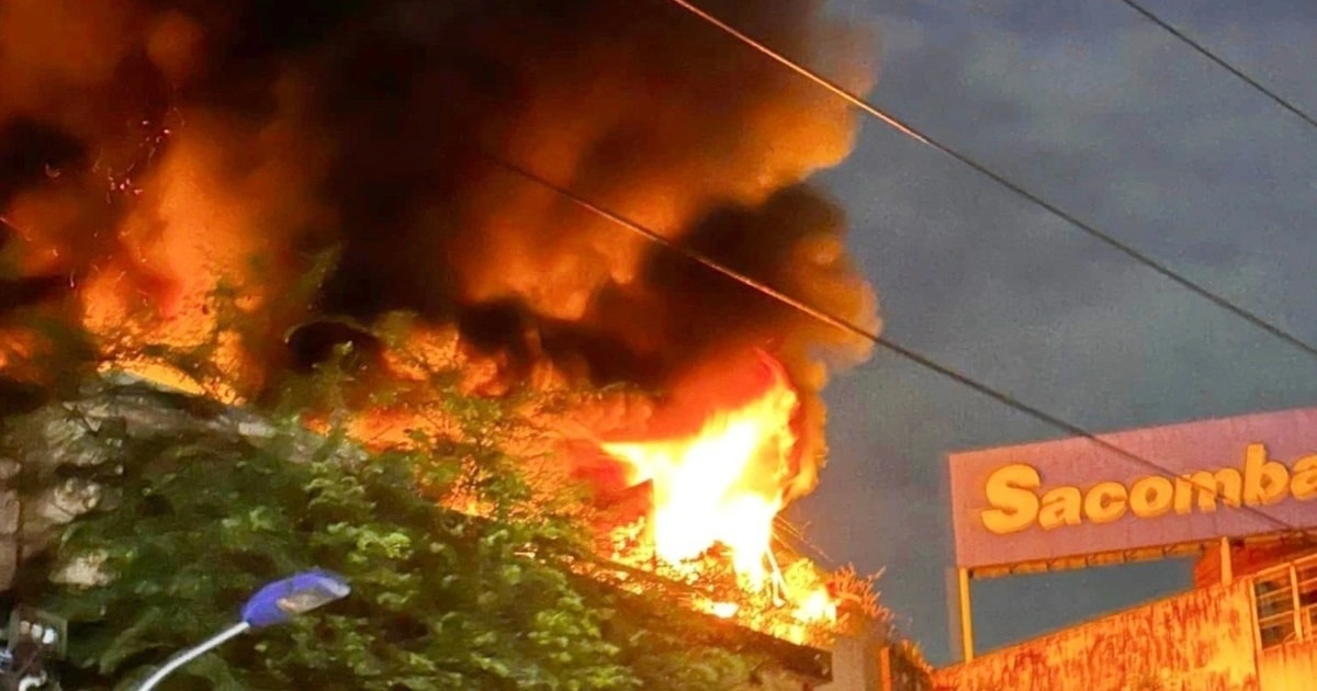 Cháy nhà 4 tầng ở TPHCM, 6 người kịp leo qua nhà hàng xóm