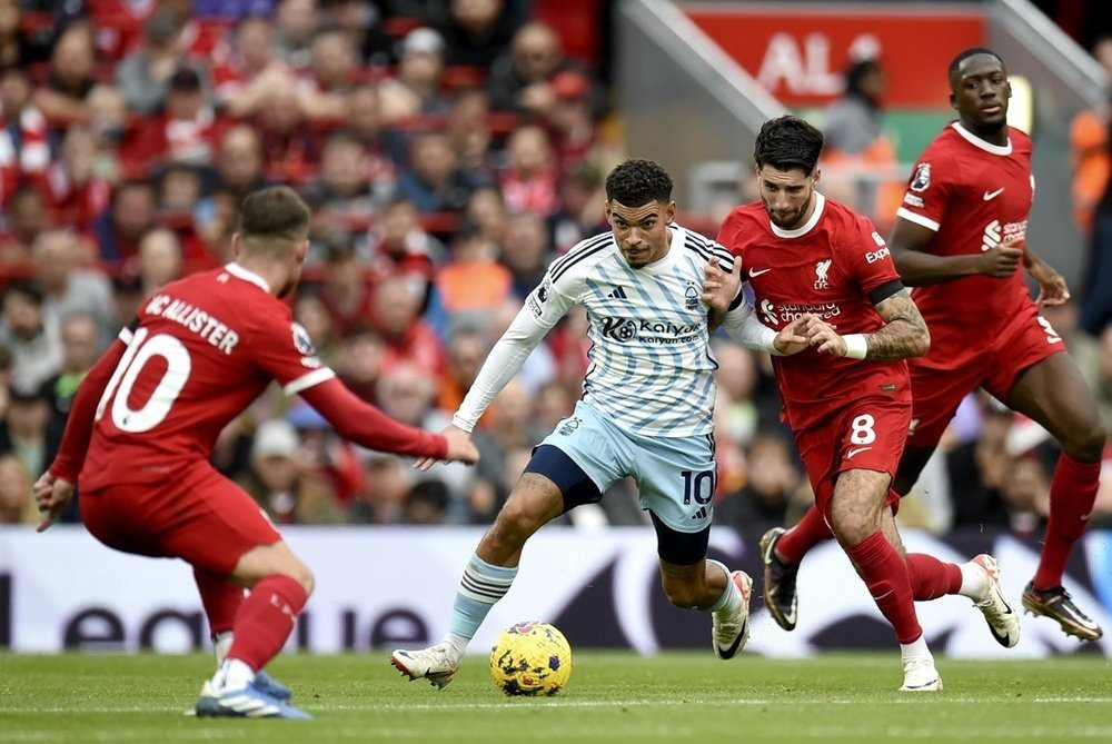 morgan-gibbs-white-2-l-of-nottingham-in-action-against-dominik-szoboszlai-2-r-of-liverpool-during-the-english-premier-league-match-between-liverpool-and-nottingham-forest-in-liverpool-efe.jpg