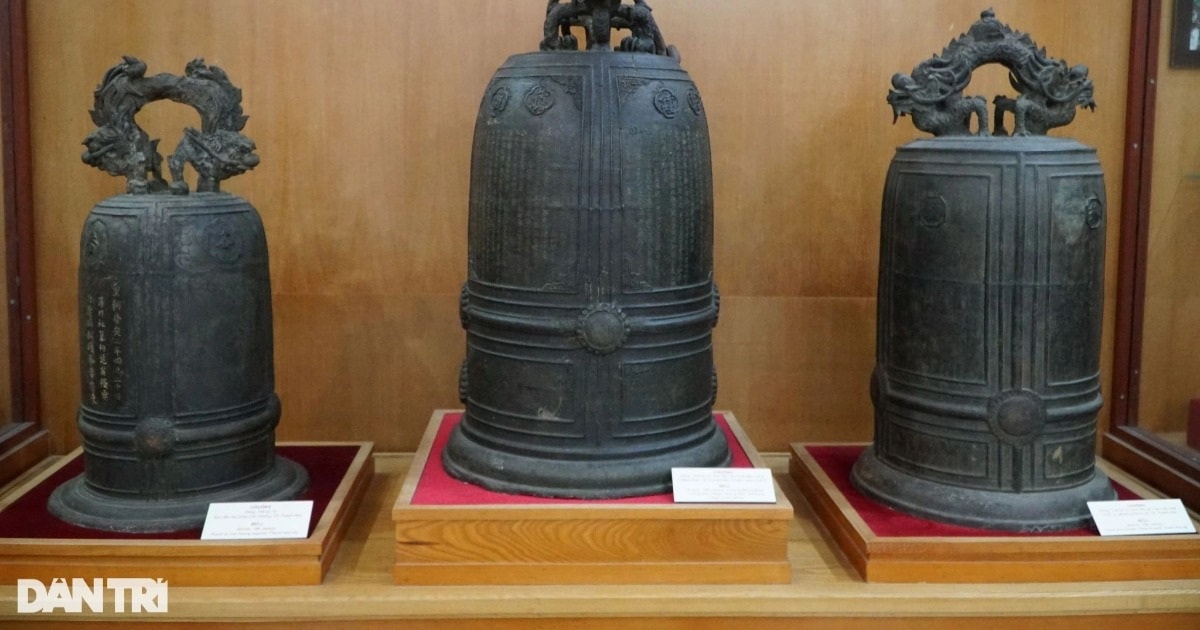 この古代の鐘は300年以上前のもので、黎朝時代に鋳造されたものです。