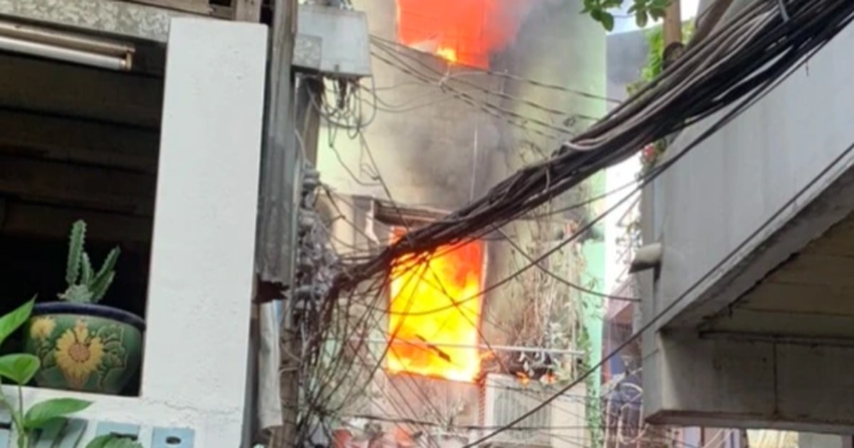 Cháy nhà 3 tầng ở TPHCM, chủ nhà may mắn thoát nạn