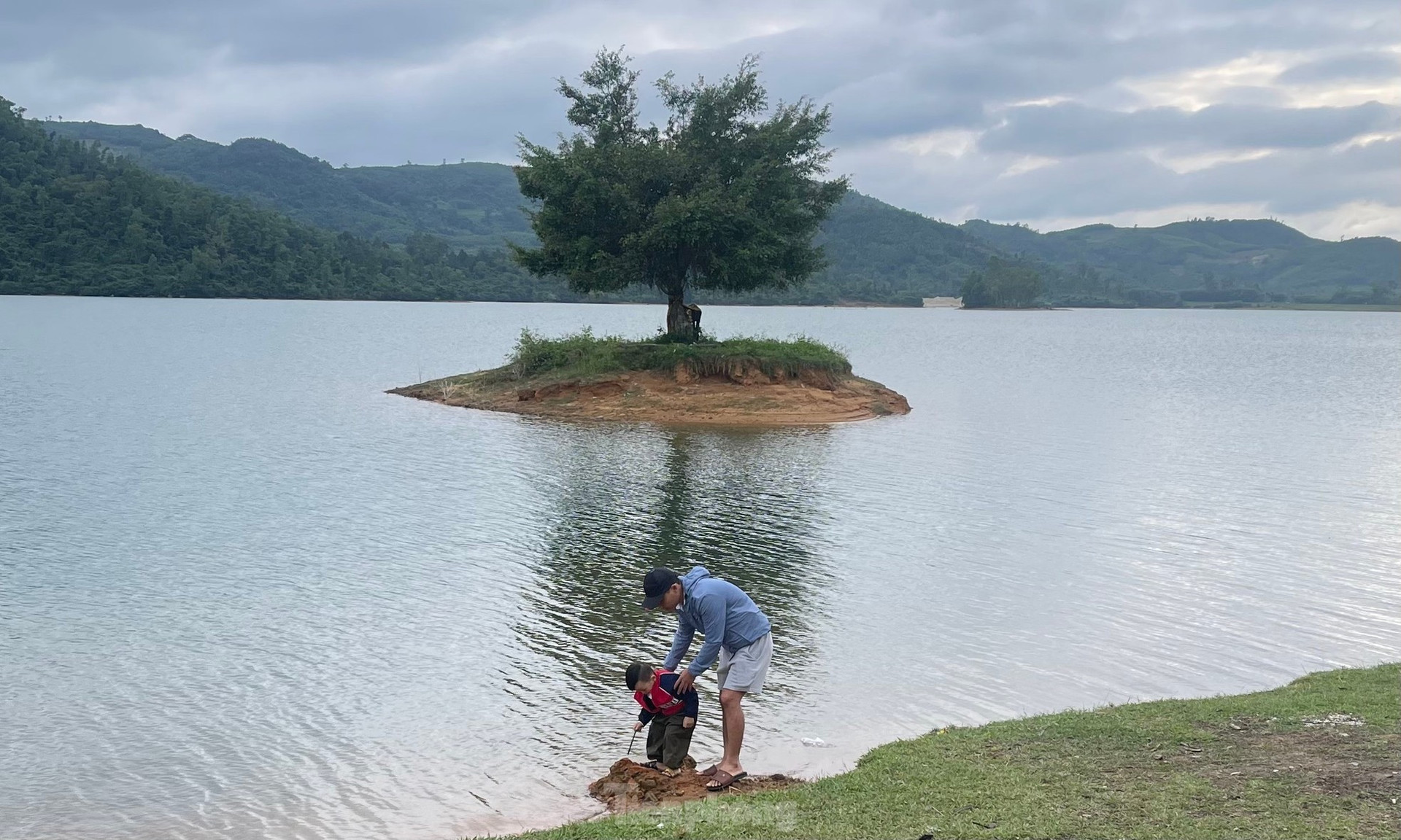 Giới trẻ đổ xô săn ảnh bên ‘cây cô đơn’ ở Quảng Nam ảnh 13