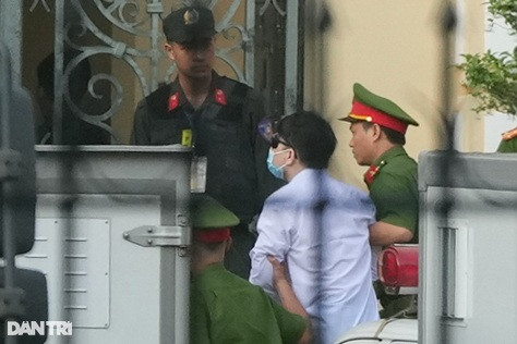 Bà Trương Mỹ Lan và các bị cáo được dẫn giải vào tòa - 3