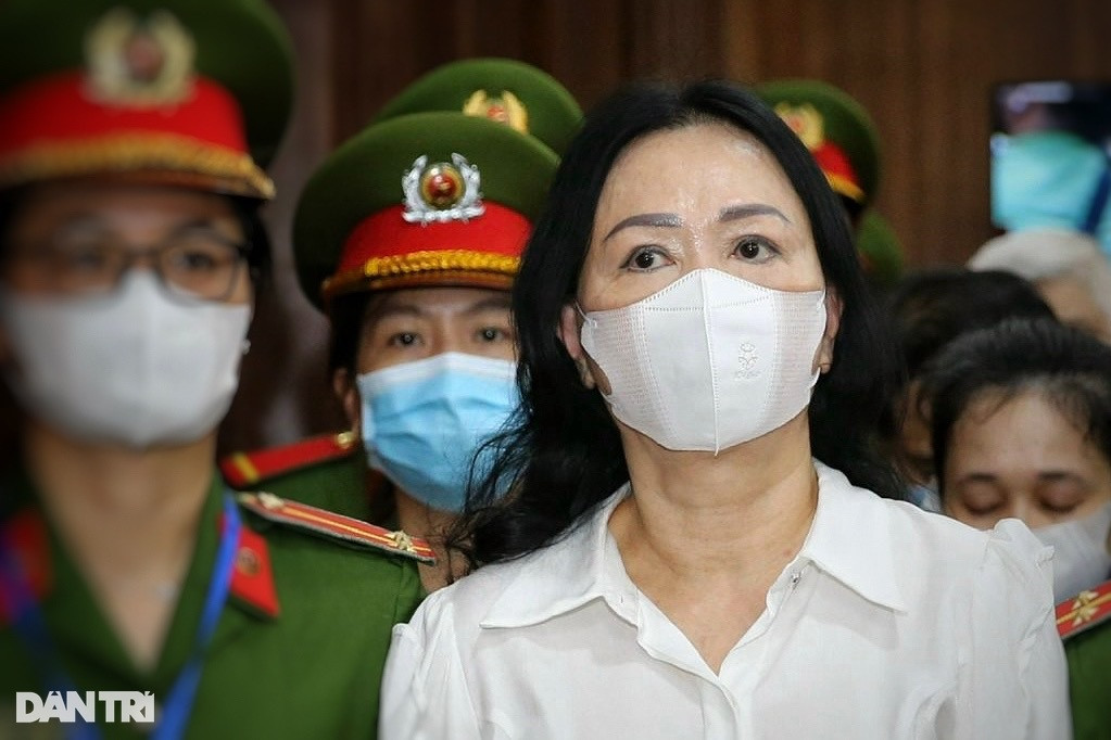 Bà Trương Mỹ Lan và các bị cáo được dẫn giải vào tòa - 2