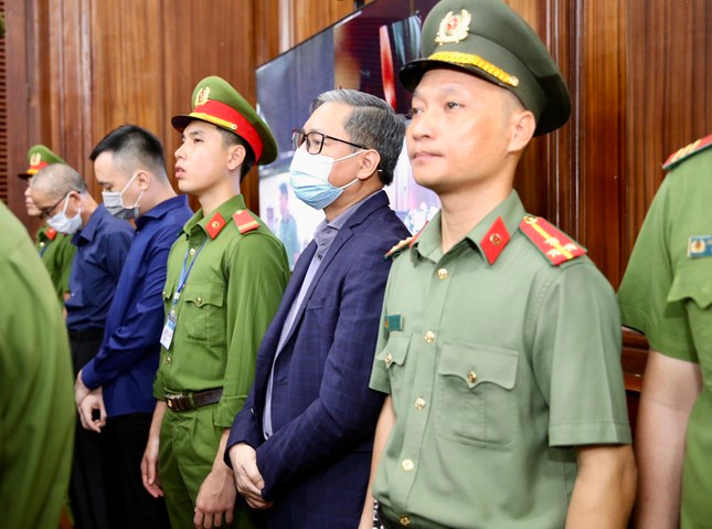 Đại gia Nguyễn Cao Trí được cảnh sát hỗ trợ lên bục khai báo, chủ tọa yêu cầu cung cấp bệnh án ảnh 1