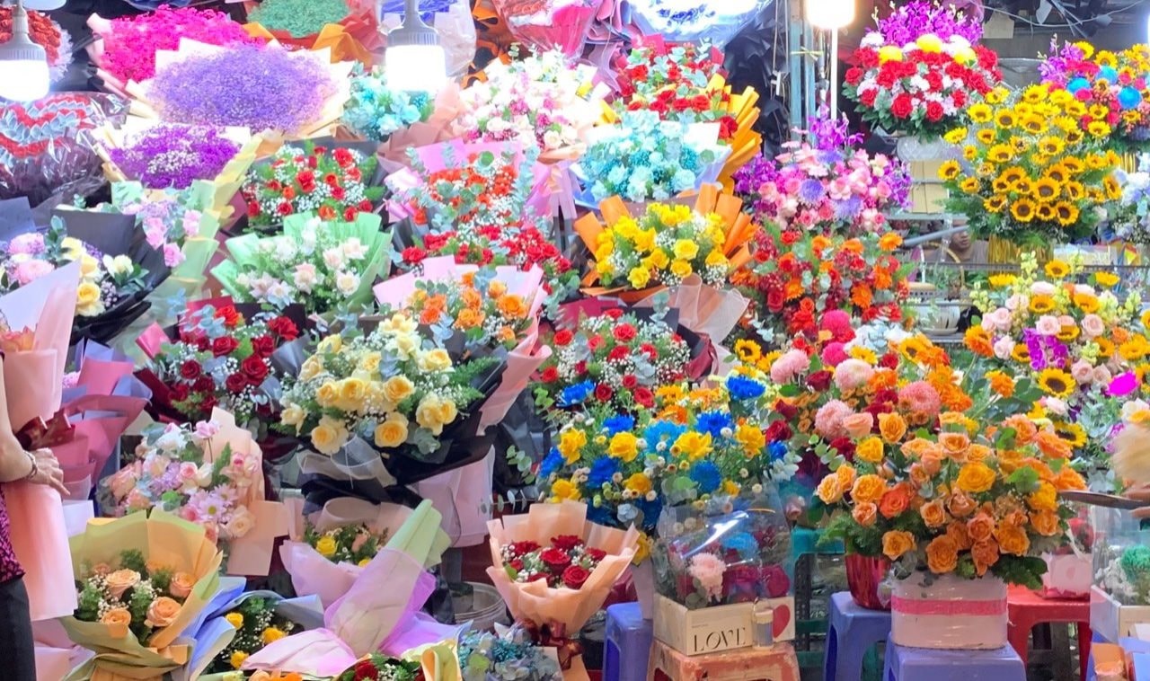 Quà tặng 8/3: Hoa tươi hút khách, 'hoa ăn được' và ‘quà độc’ tăng nhiệt