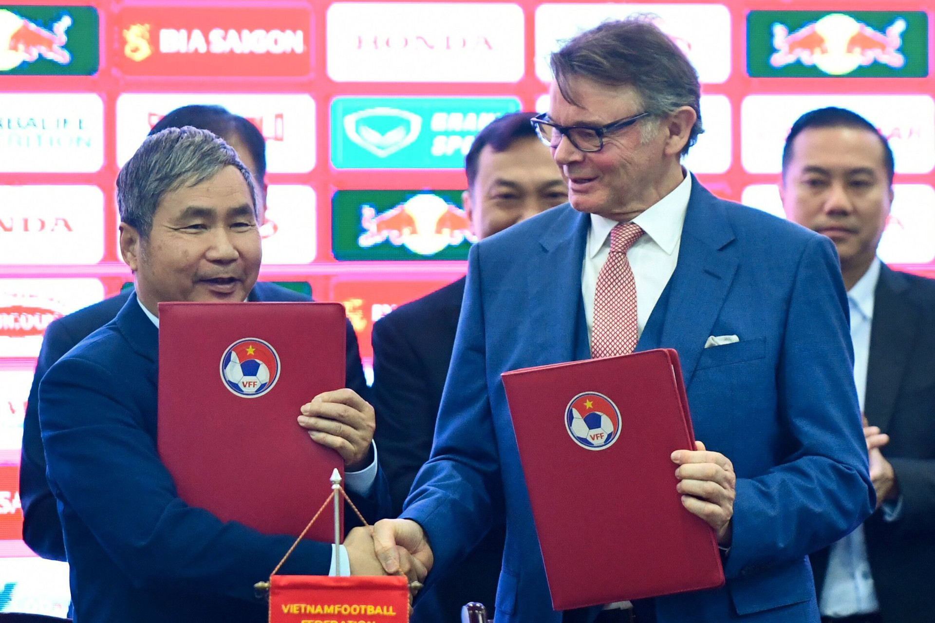 HLV Troussier ký hợp đồng với LĐBĐ Việt Nam tháng 2/2023.