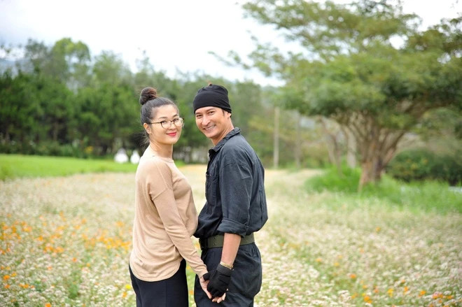 Huy Khánh phủ nhận tin đồn ly hôn Mạc Anh Thư sau 12 năm gắn bó.