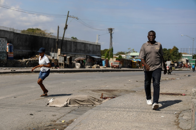 Những xác chết chơ vơ giữa thủ đô Haiti ảnh 1