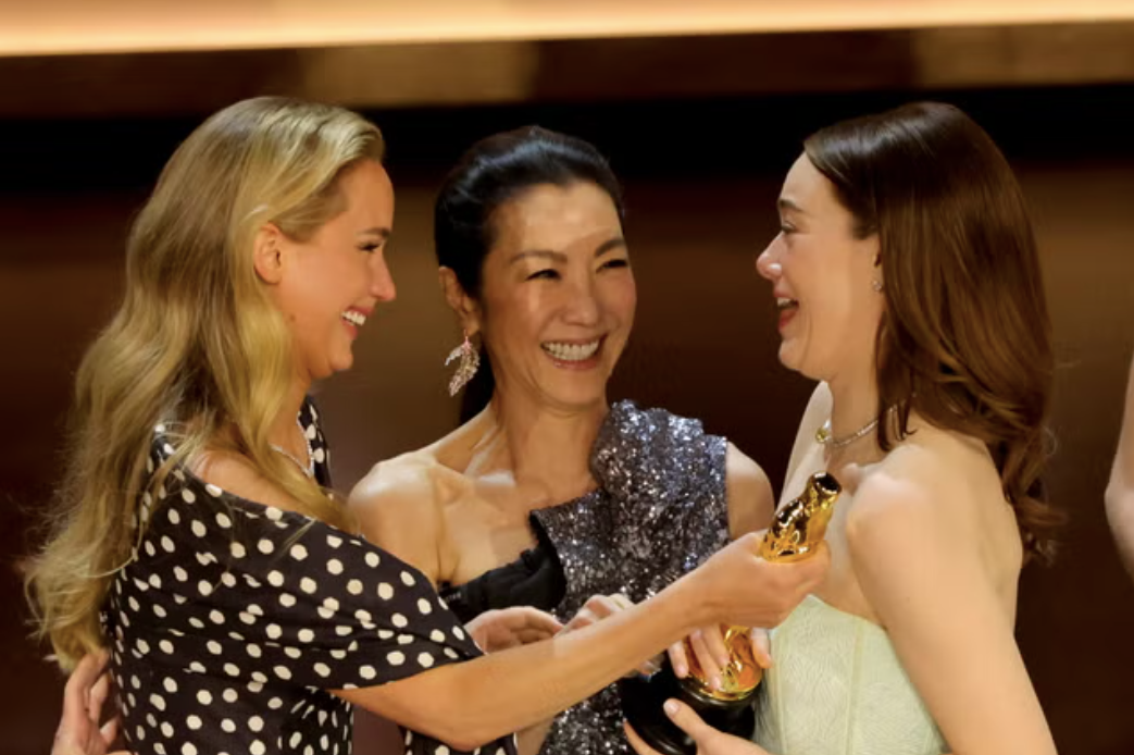 Nữ diễn viên gốc Hoa chủ động đưa tượng vàng cho Jennifer Lawrence để cô trao cho bạn thân.