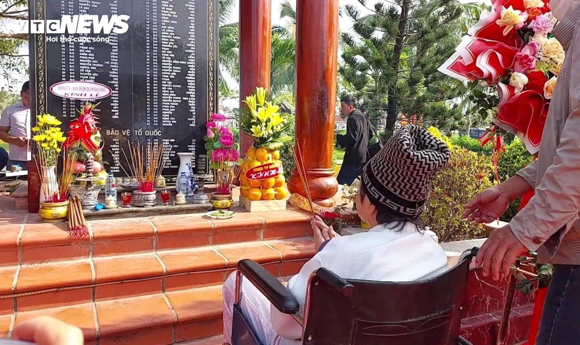 Mẹ Lê Thị Lan dâng hương tại lễ tưởng niệm 64 chiến sỹ hy sinh trong sự kiện Gạc Ma được tổ chức năm 2023.