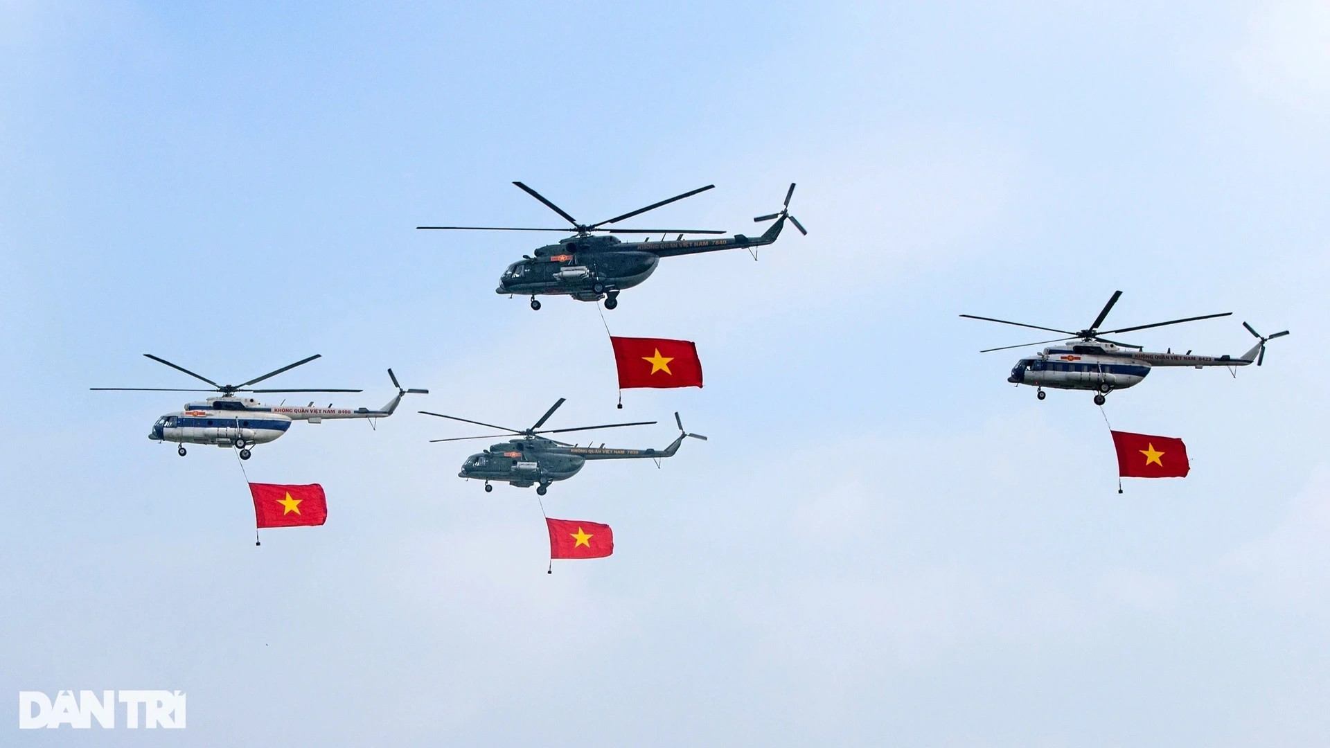 12 trực thăng bay chào mừng 70 năm chiến thắng Điện Biên Phủ - 1