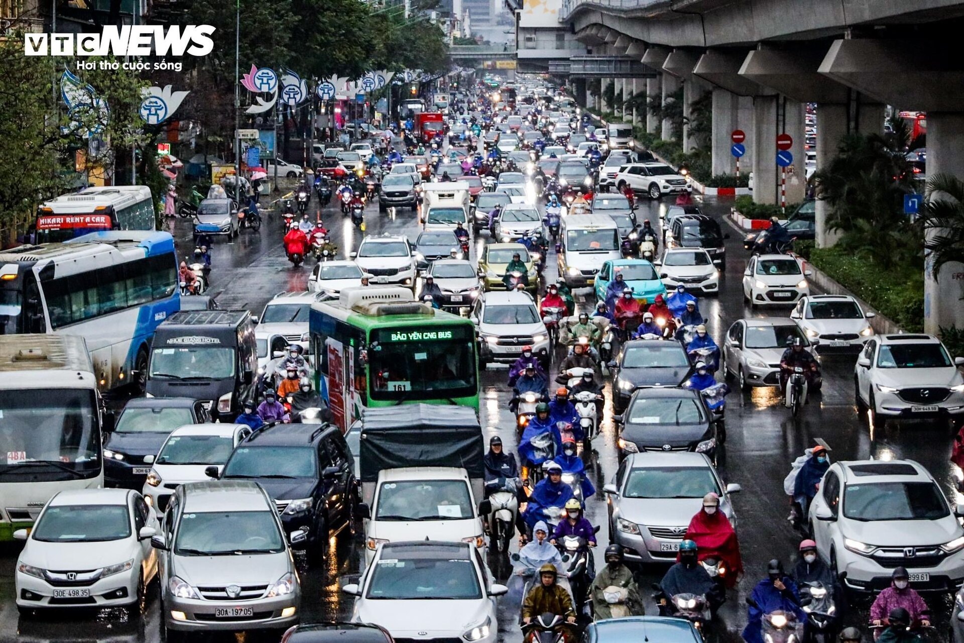 Sáng nay, cả thành phố đi làm muộn - 1