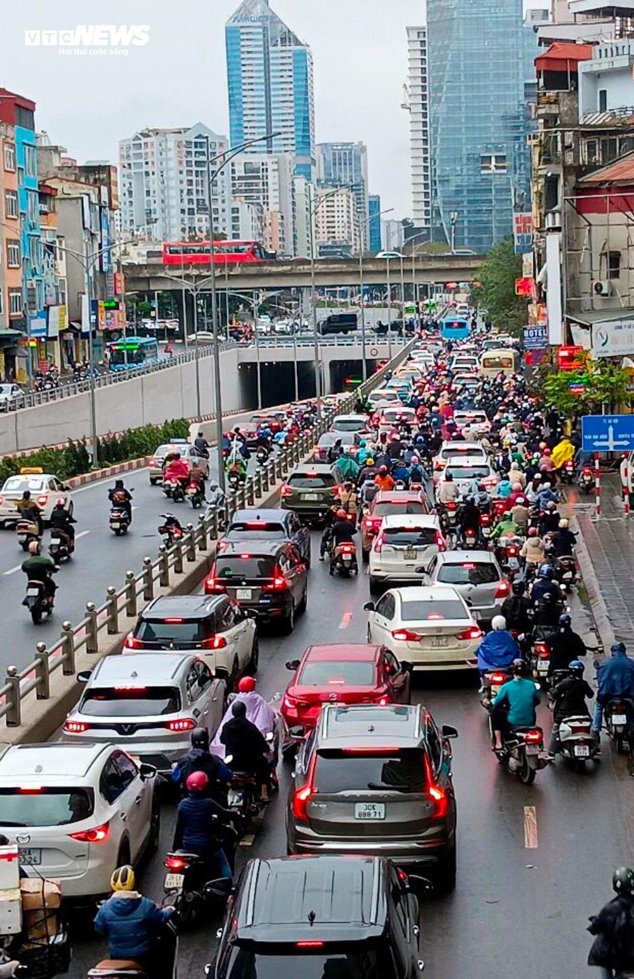 Sáng nay, cả thành phố đi làm muộn - 8