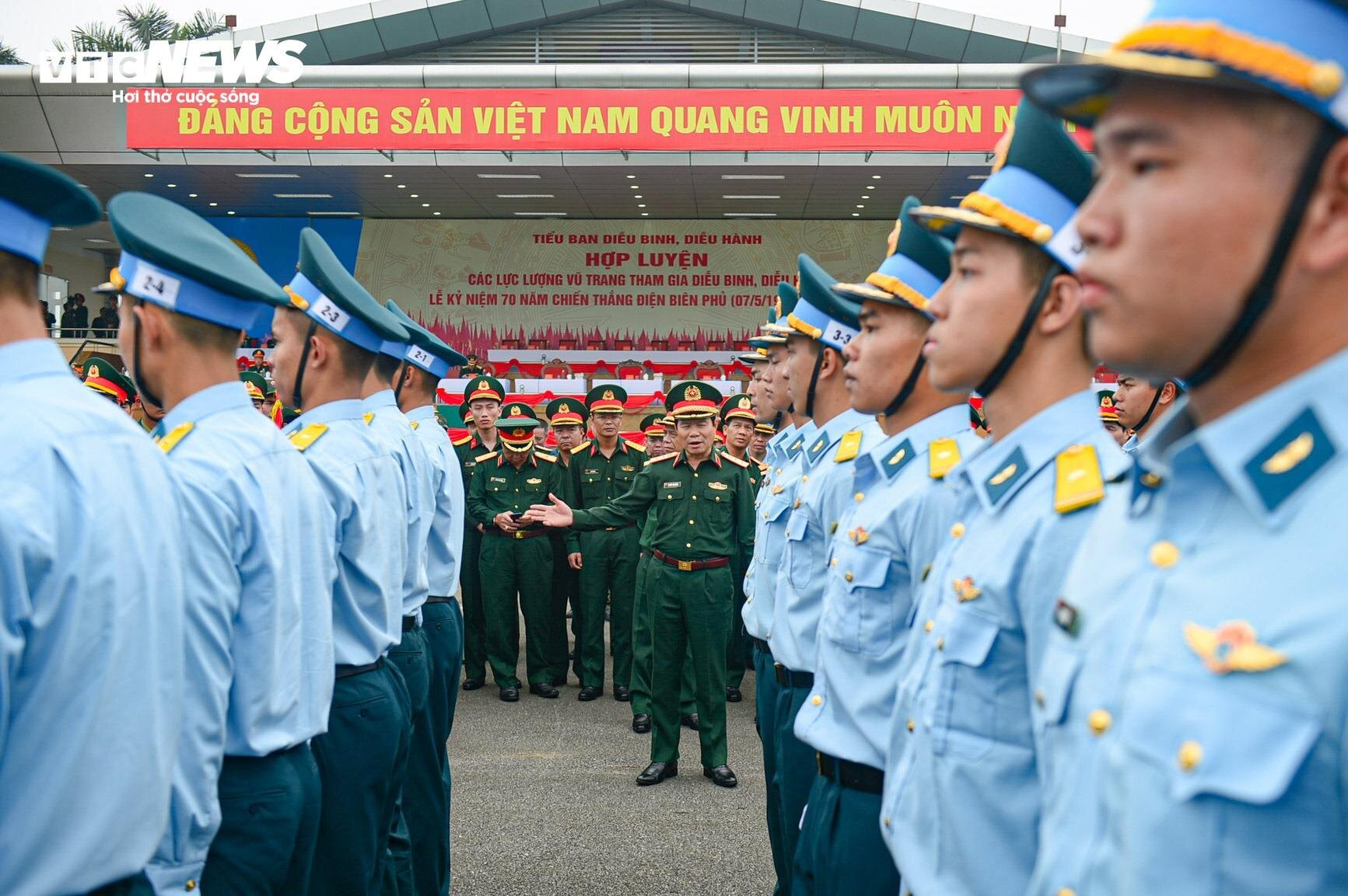 3.500 chiến sĩ hợp luyện diễu binh kỷ niệm Chiến thắng Điện Biên Phủ - 2