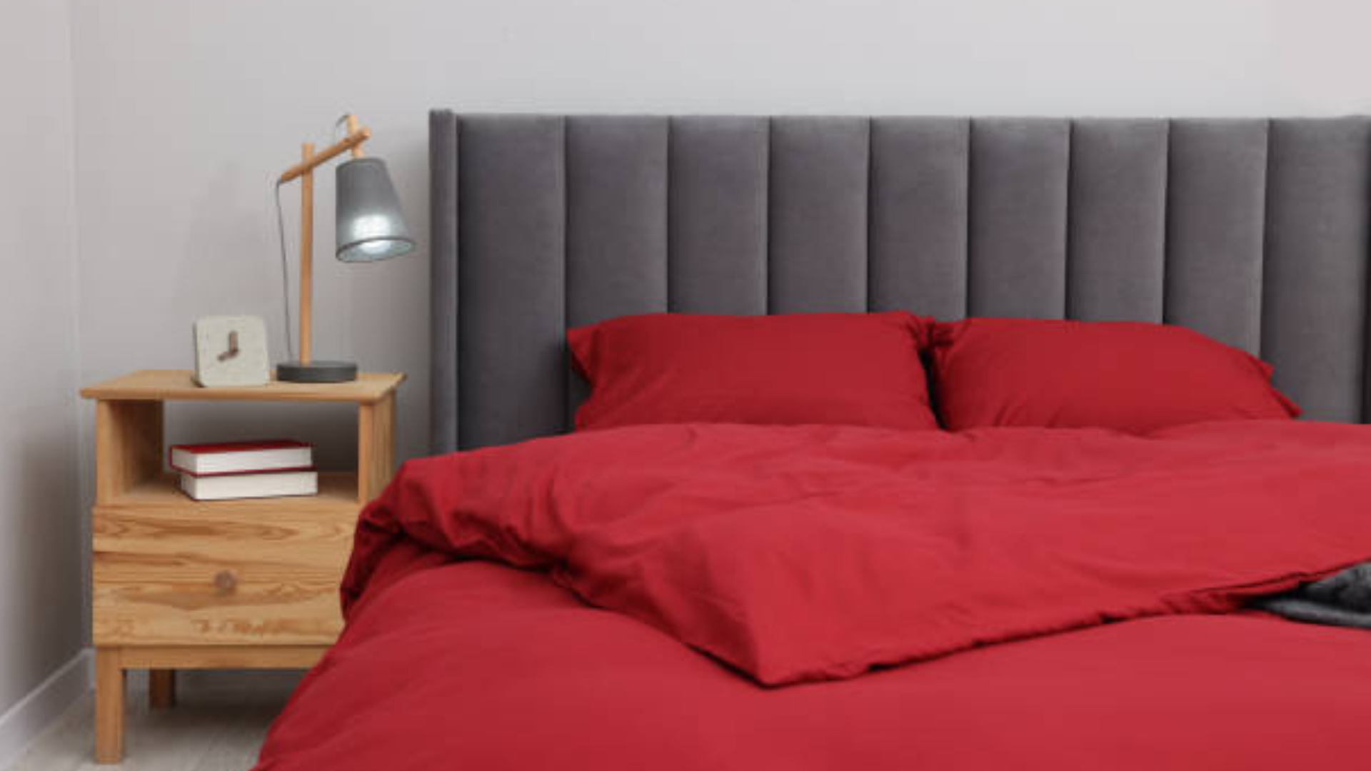 Tại sao đầu giường cần kê sát tường? Phải chăng chỉ để tiết kiệm diện tíc? (Ảnh minh hoạ: Istock)