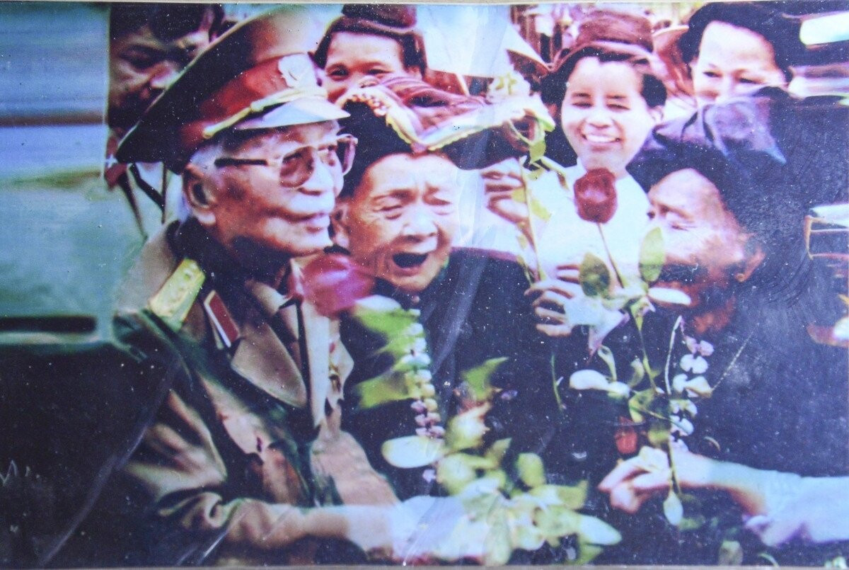 Bức ảnh bà Lò Thị Đôi chụp chung với Đại tướng Võ Nguyên Giáp. (Ảnh: Tư liệu)