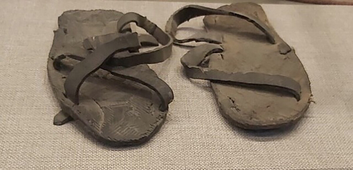 Đôi dép cao su của nữ dân công Hà Thị Miên được trưng bày tại Bảo tàng Chiến thắng lịch sử Điện Biên Phủ.  (Ảnh: Tư liệu)