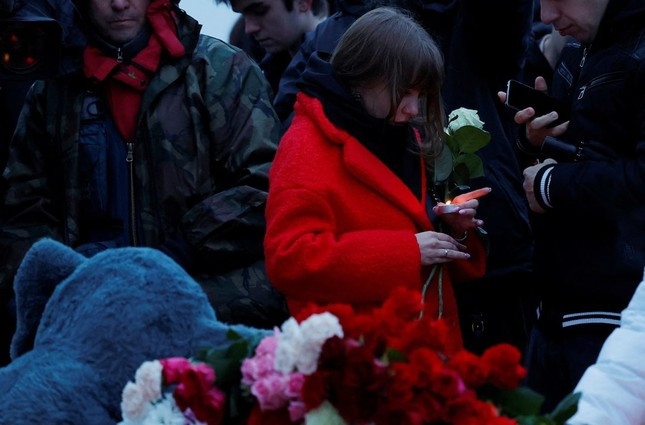 Người Nga đặt hoa tưởng niệm các nạn nhân vụ tấn công khủng bố gần Mátxcơva ảnh 9