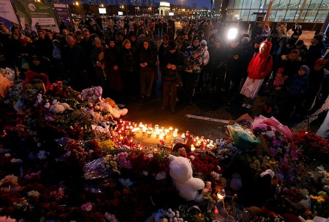 Người Nga đặt hoa tưởng niệm các nạn nhân vụ tấn công khủng bố gần Mátxcơva ảnh 6