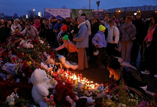 Người Nga đặt hoa tưởng niệm các nạn nhân vụ tấn công khủng bố gần Mátxcơva ảnh 7
