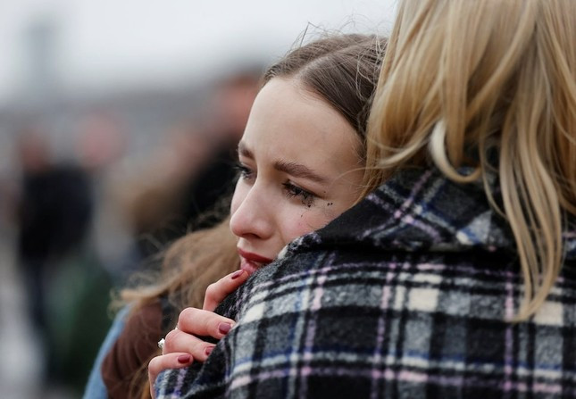 Người Nga đặt hoa tưởng niệm các nạn nhân vụ tấn công khủng bố gần Mátxcơva ảnh 4