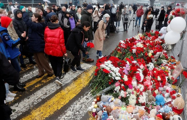 Người Nga đặt hoa tưởng niệm các nạn nhân vụ tấn công khủng bố gần Mátxcơva ảnh 1