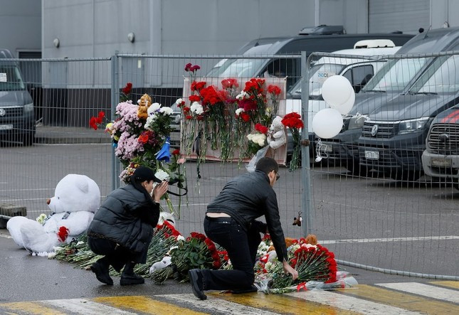 Người Nga đặt hoa tưởng niệm các nạn nhân vụ tấn công khủng bố gần Mátxcơva ảnh 2