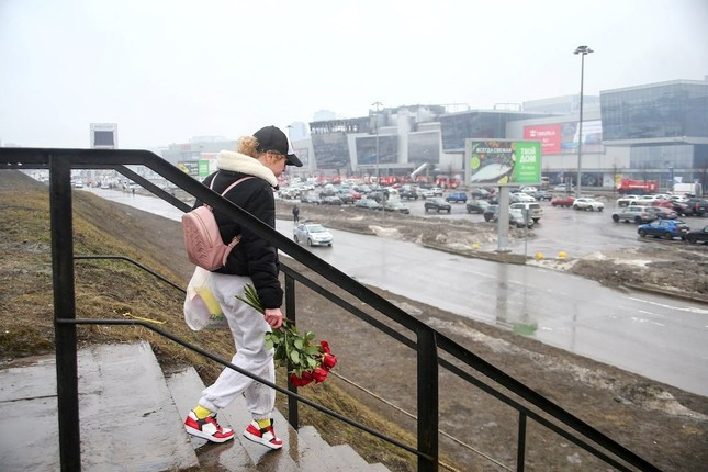 Người Nga đặt hoa tưởng niệm các nạn nhân vụ tấn công khủng bố gần Mátxcơva ảnh 3