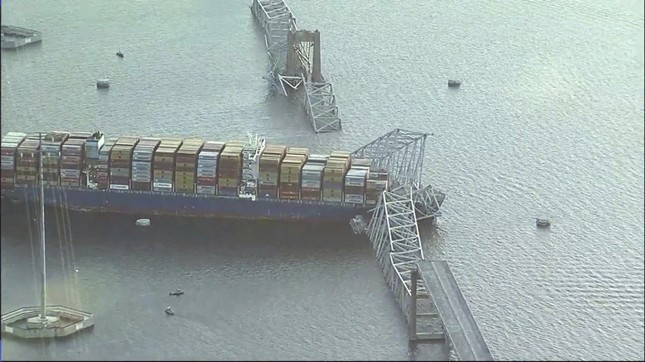 Mỹ: Thủy thủ đoàn nói tàu container bị 'mất kiểm soát' trước khi đâm sập cầu ảnh 14