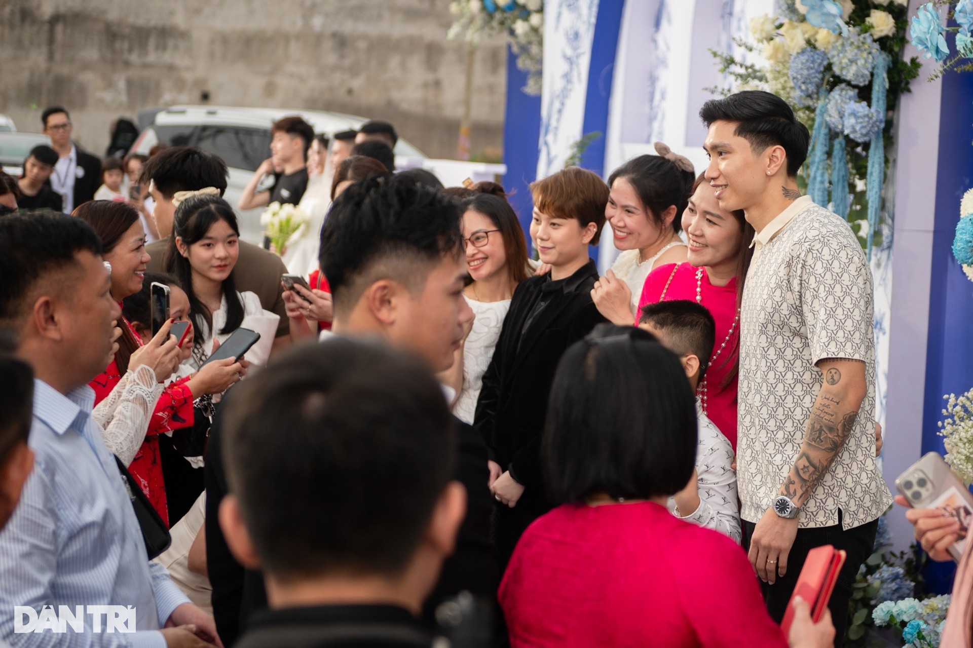 HLV Park Hang Seo nắm chặt tay Quang Hải, rạng rỡ đến dự đám cưới - 8