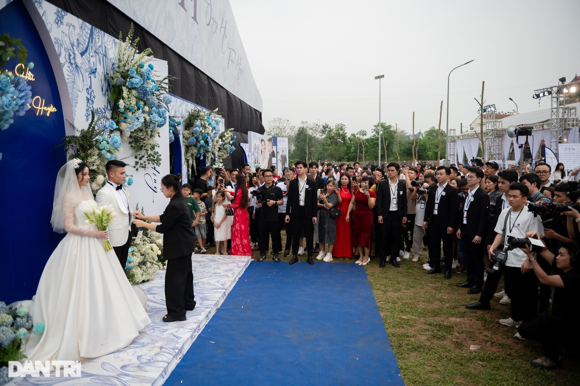 HLV Park Hang Seo nắm chặt tay Quang Hải, rạng rỡ đến dự đám cưới - 3