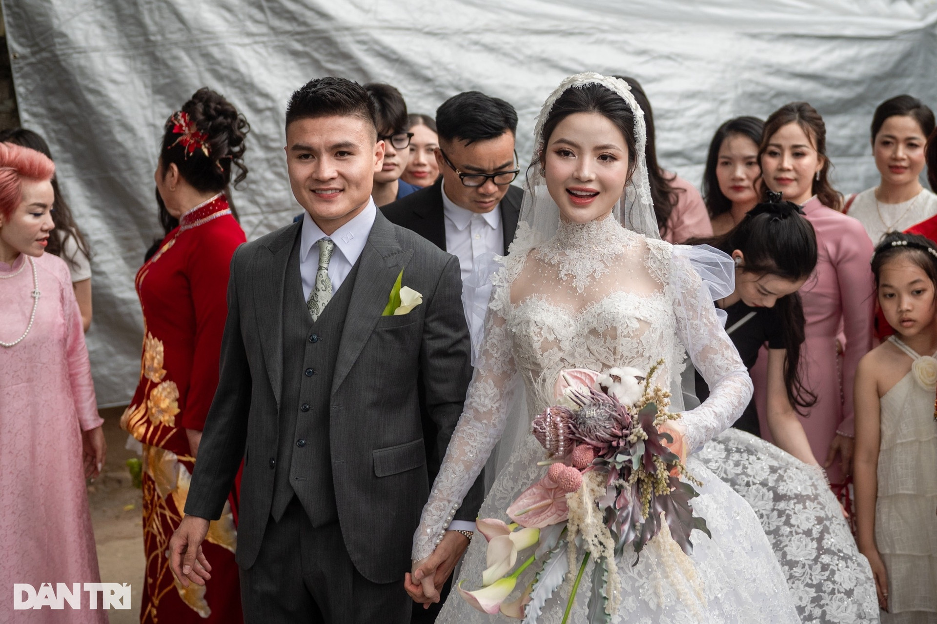 Cô dâu Chu Thanh Huyền xuất hiện xinh đẹp, sánh đôi tình tứ bên Quang Hải - 2